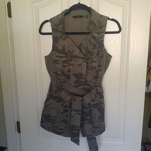 G.I.L.I. vest w/ belt, camo print, sz 4 NWOT